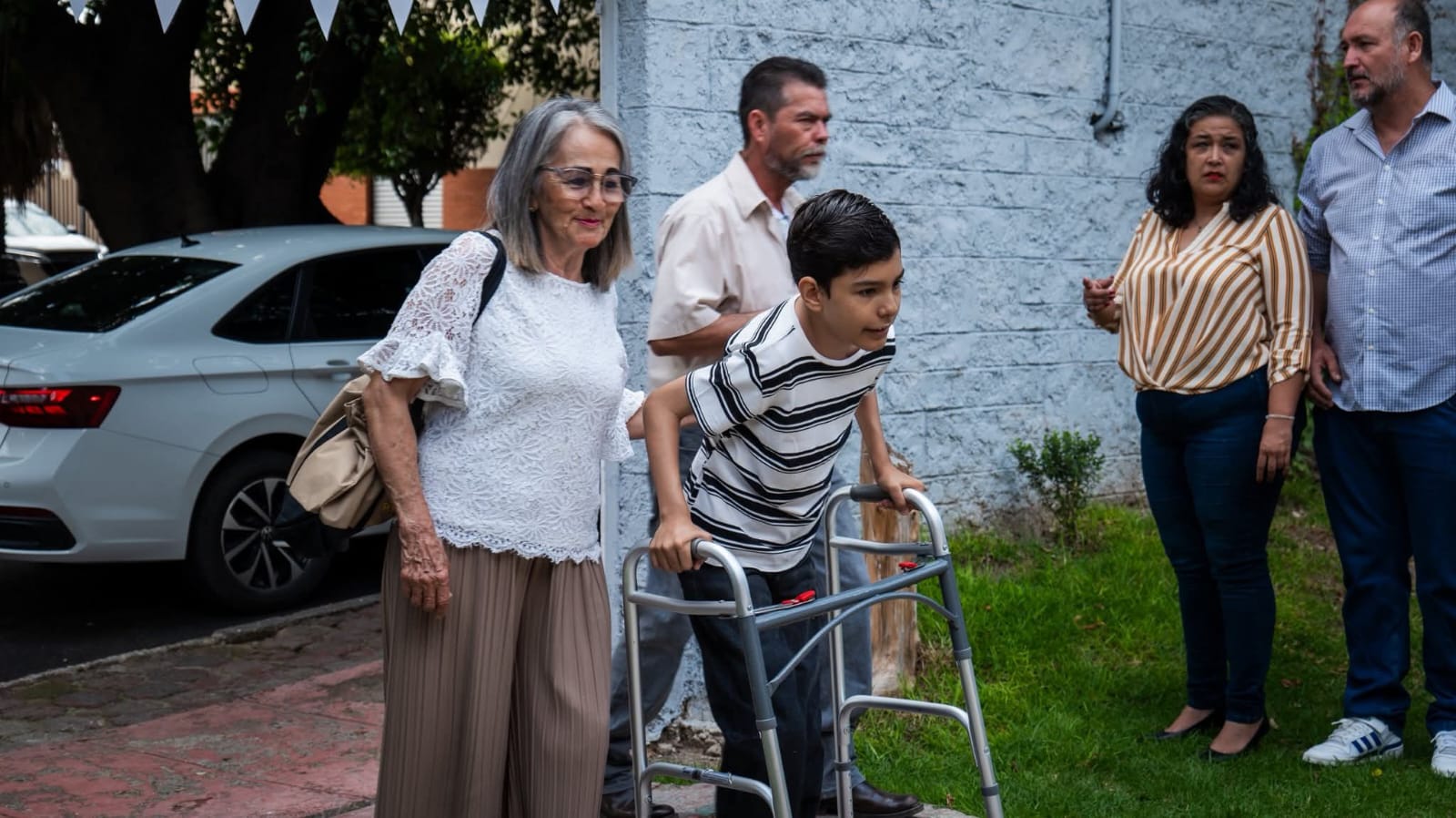 Joven posando con un letrero